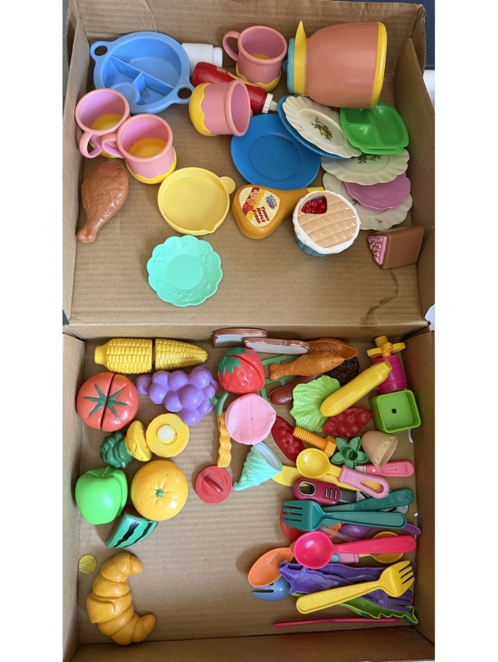 TOYS Children's play kitchen Toy Plastic Food and Utensils approx 70 pieces
